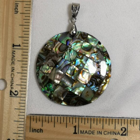 New Round Abalone Shell Pendant 18KGB Silver Claps NWOT - Picture 4 of 4